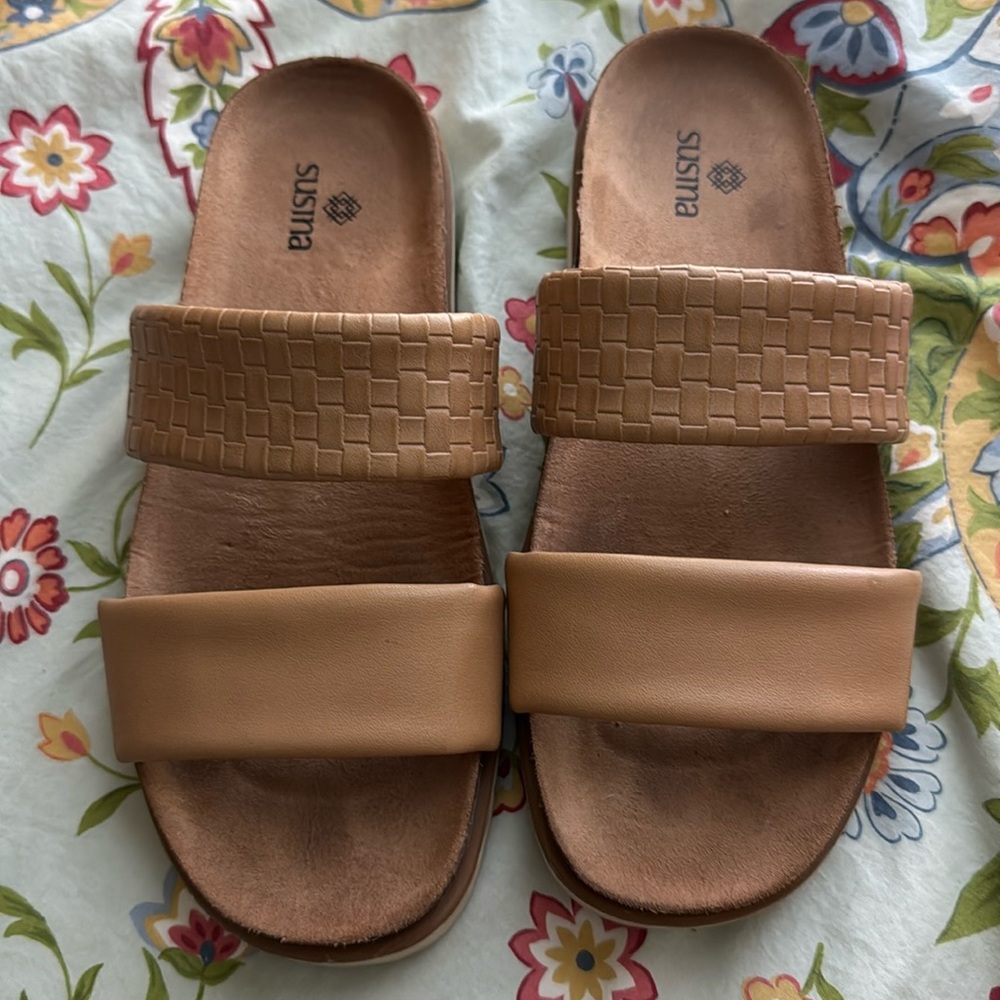 Susina Beige Slide Sandals. 6M.